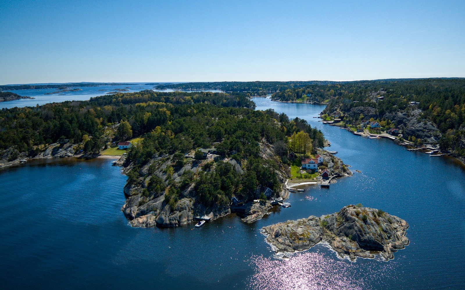 Skjærgårdsidyll på sitt beste - vakre farvann og naturopplevelser rett utenfor døren. Galleribilde