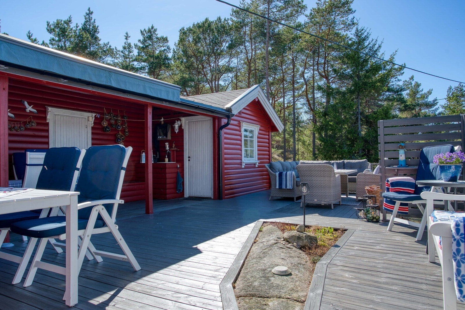 Romslig terrasse med flere soner for både spisegruppe og lounge. Galleribilde