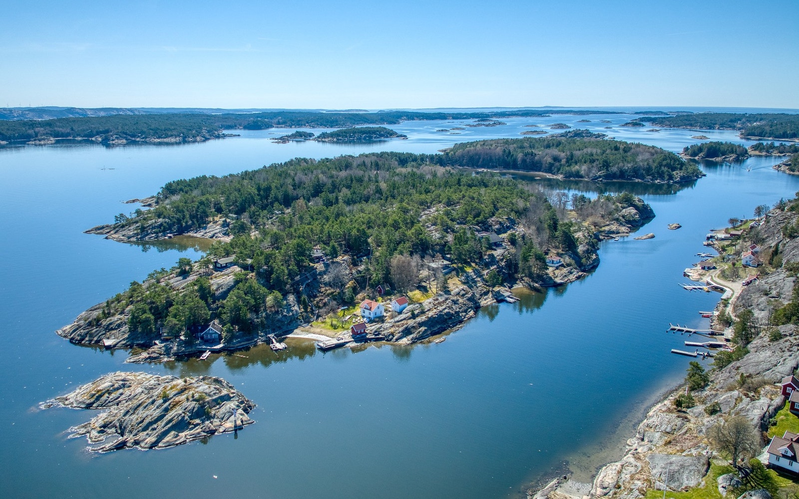 Flott oversiktsbilde på Hvaler med hytten i sentrum av bildet (Flytebrygge ved båtplass er borte i dag) Galleribilde