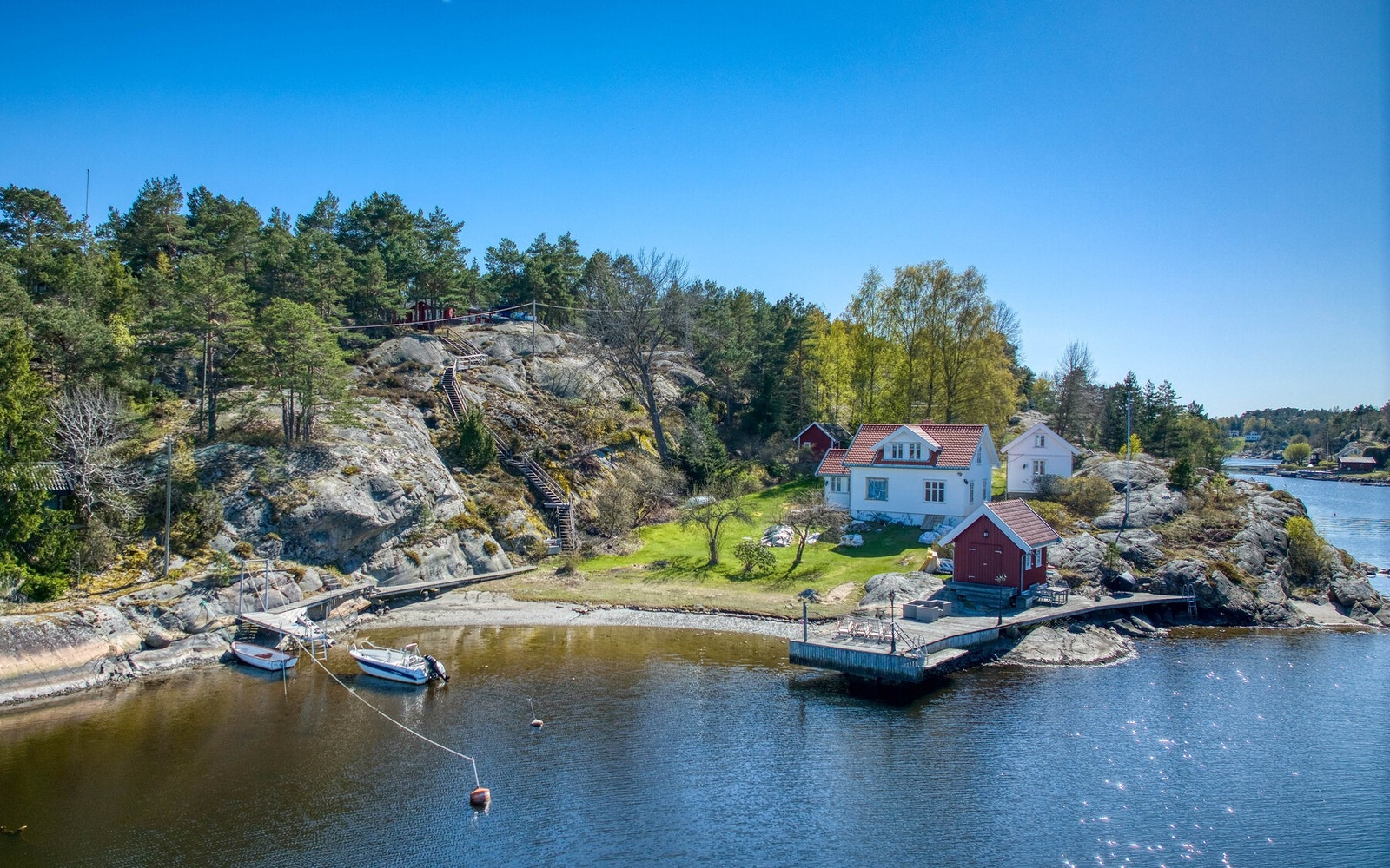 Opplev den unike Hvaler-skjærgården med svaberg, holmer og krystallklart sjøvann rett utenfor hyttedøren. Galleribilde