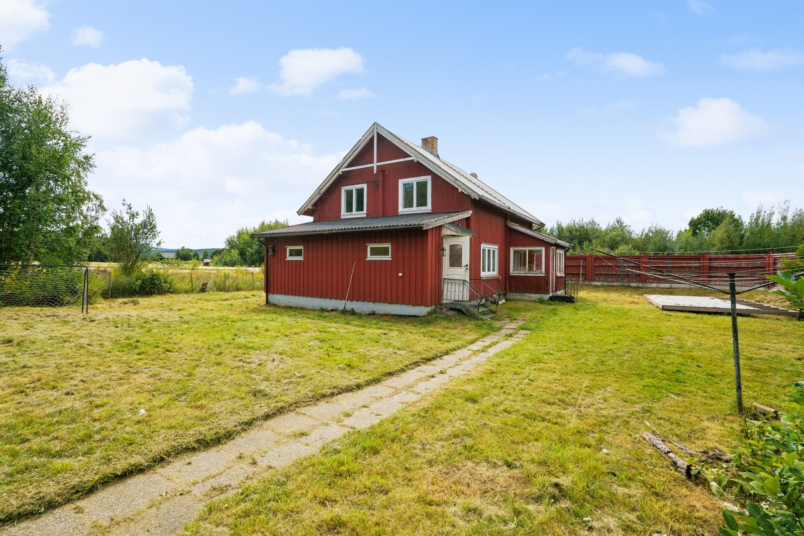Eiendommen ligger landlig og fredelig til i Strøm-området i Sør-Odal kommune. Her får du en naturskjønn beliggenhet med nærhet til skog og mark, samtidig som du har enkel tilgang til nødvendige servicetilbud og gode kommunikasjoner. Galleribilde