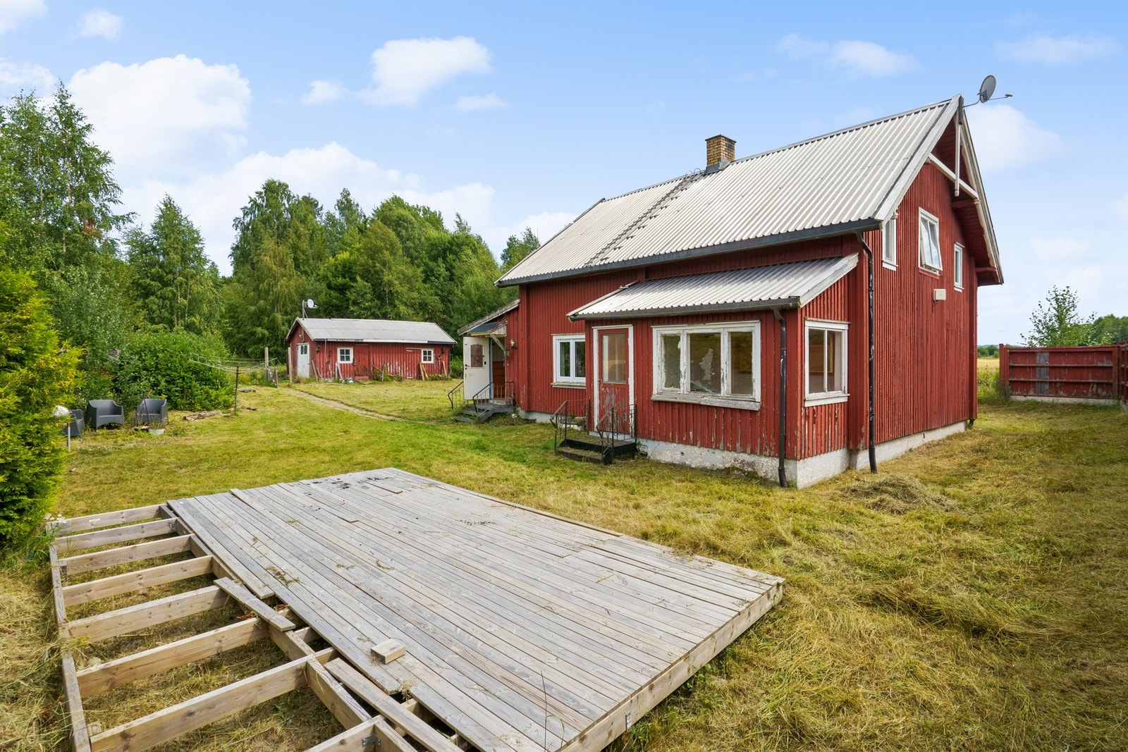 For barnefamilier ligger Sander barnehage kun ca. 2,5 km unna, mens Glommasvingen skole (1.-10. trinn) ligger ca. 8 km fra boligen. Galleribilde