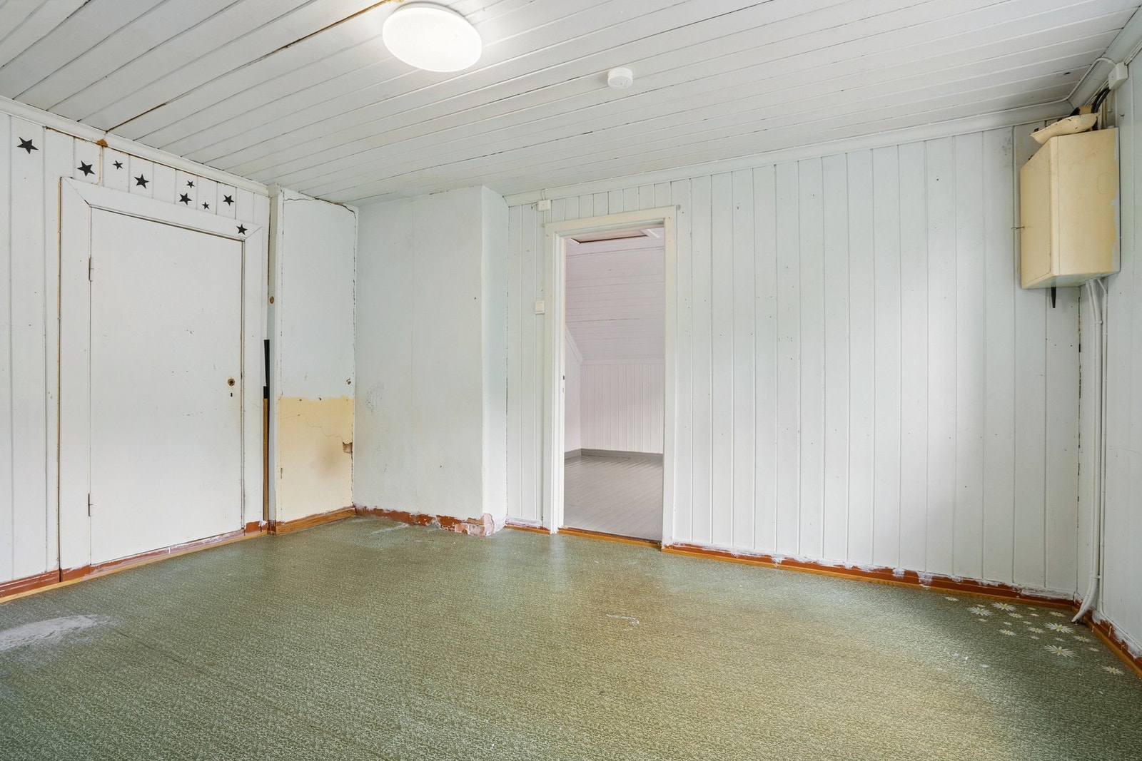 Romslig soverom i loftsetasjen med god gulvplass og gode muligheter for oppbevaring Galleribilde