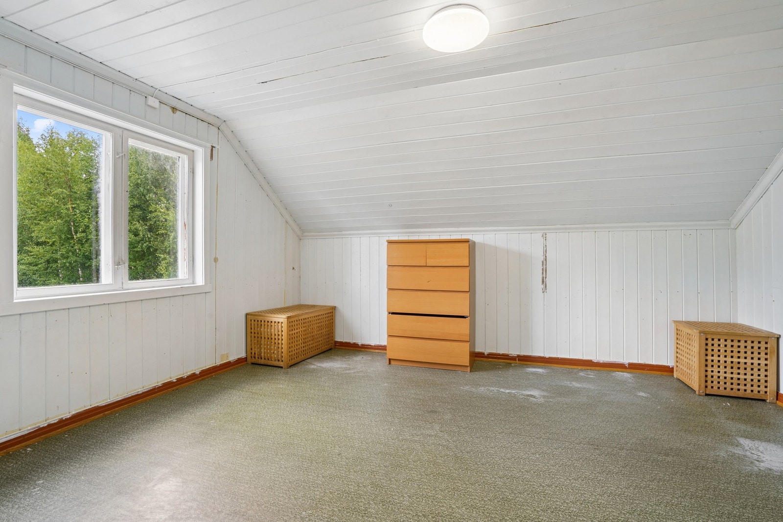 Praktisk soverom med plass til både seng og oppbevaring. Galleribilde