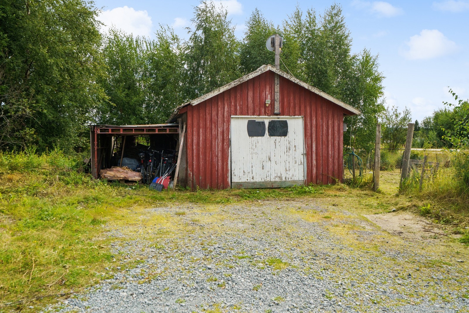 Frittstående garasje. Bygning i trekonstruksjoner. Yttertak er utvendig tekket med metallplater. Konstruksjonen har isolerte vegger. Galleribilde