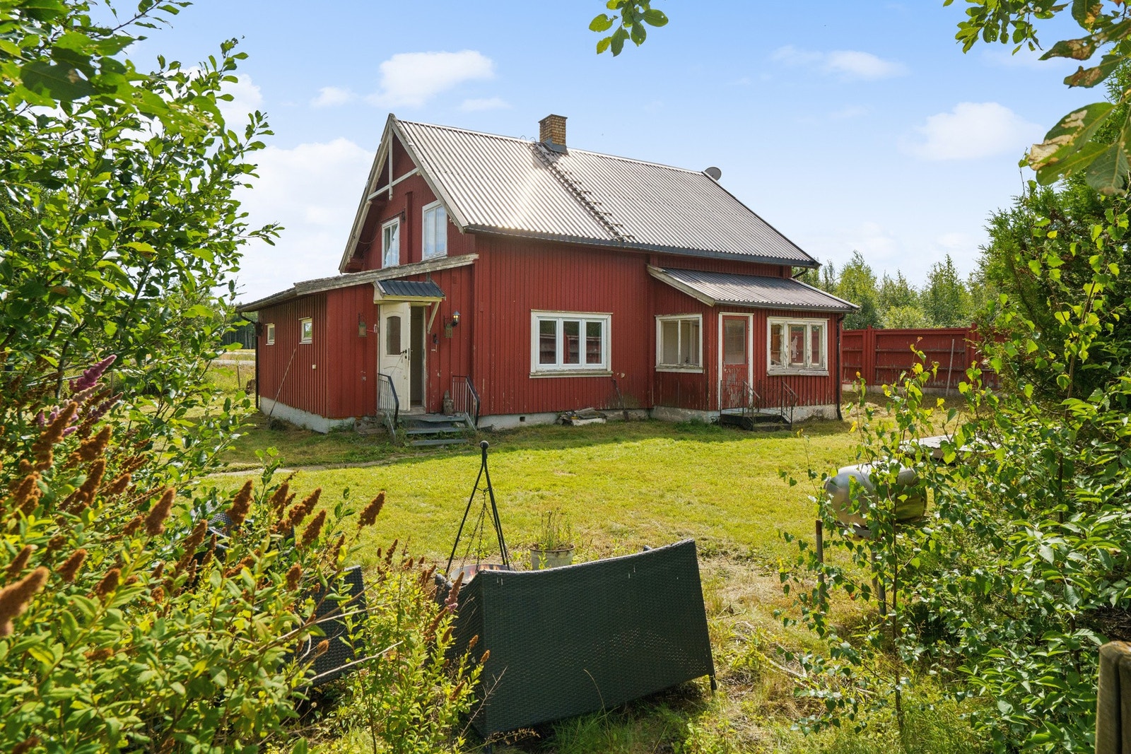 Enebolig beliggende på Skarnes, i Sør-Odal kommune. Tomt er opparbeidet med blant annet grus, steinheller, biloppstillingsplass, plenarealer og andre forskjellige beplantninger. Galleribilde