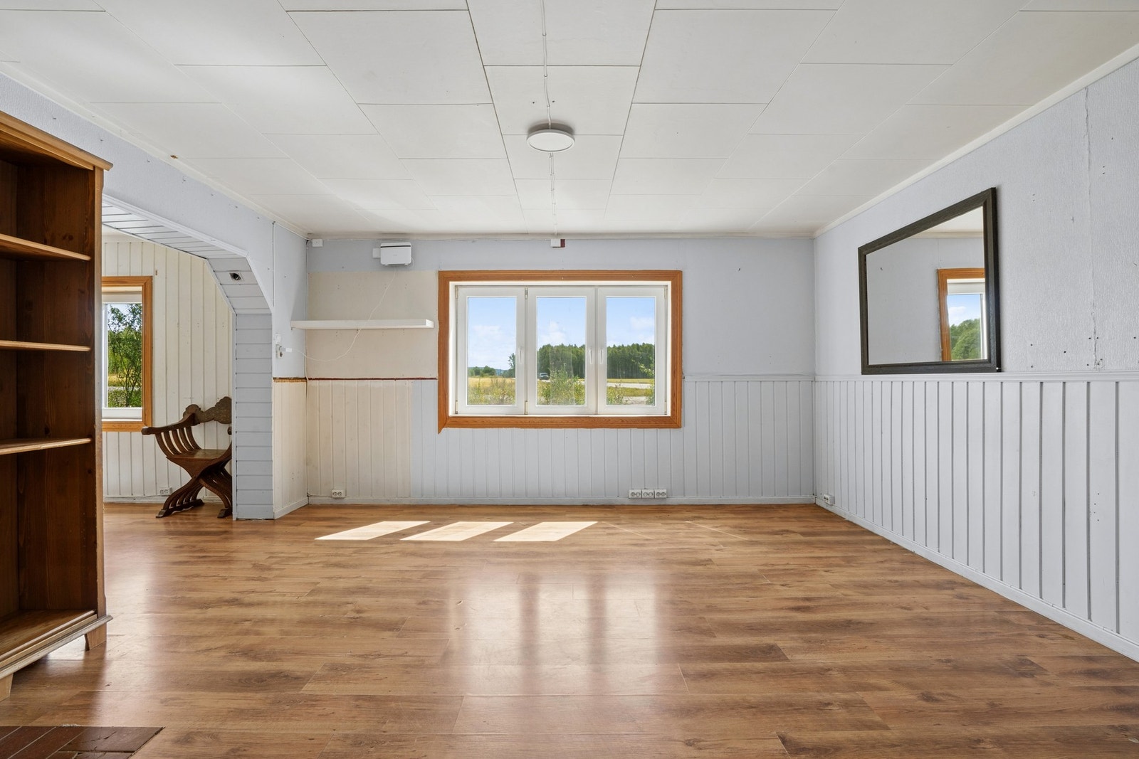 Stor og lys stue med gode møbleringsmuligheter. Galleribilde