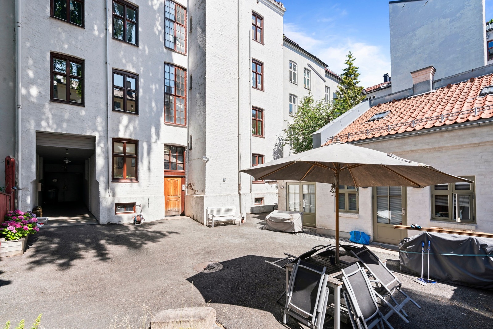 Attraktiv og sentral beliggenhet med kort vei til kollektivtransport, butikker og øvrige servicetilbud. Galleribilde