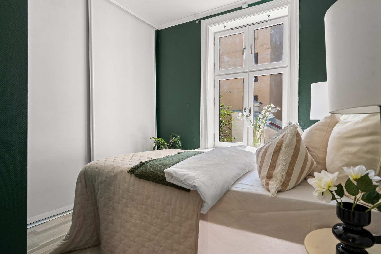 God plass til dobbeltseng, nattbord og skyvedørsgarderobe som gir godt med oppbevaringsplass. Galleribilde