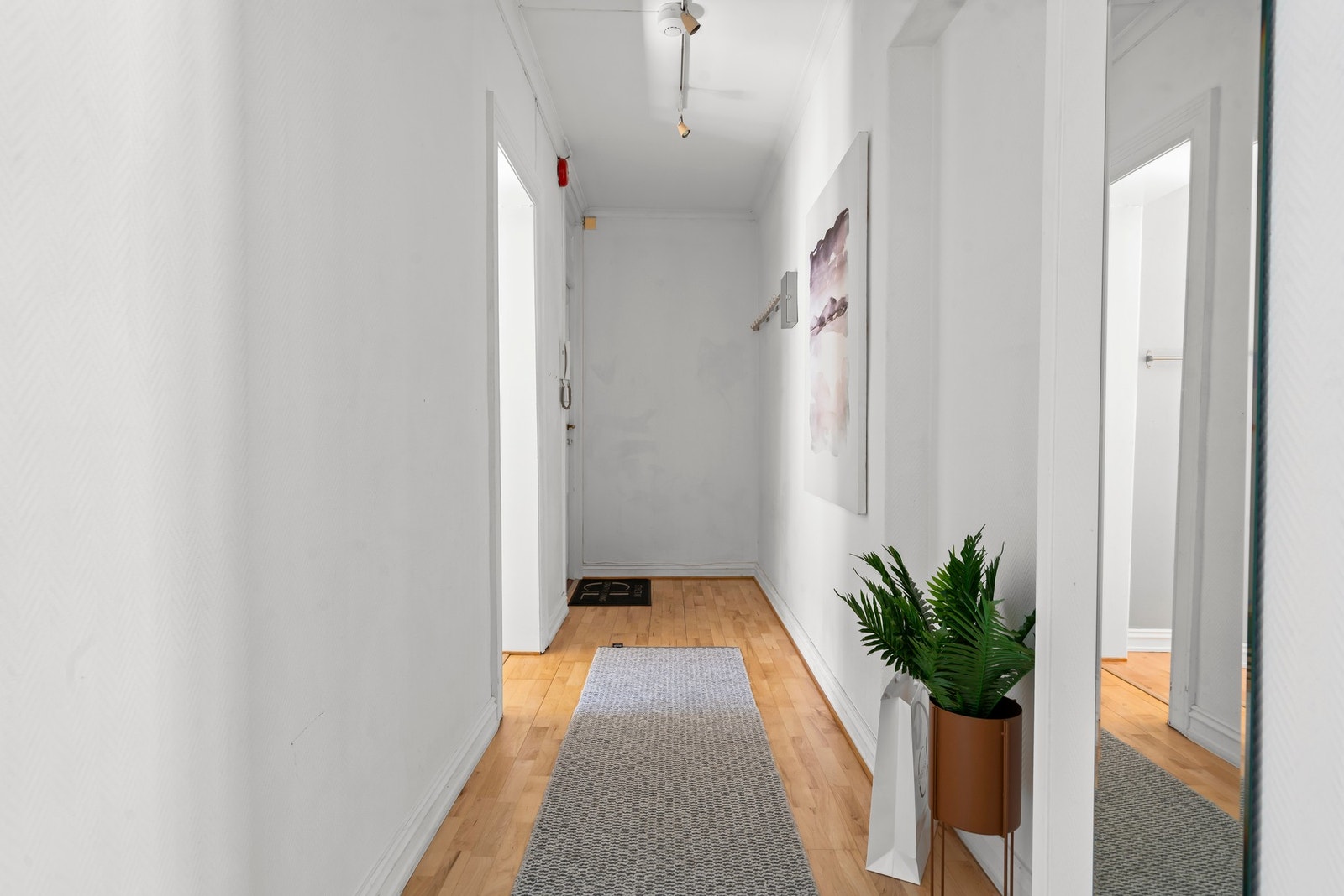 Velkommen inn! Innbydende entré med god plass til oppheng av yttertøy og oppbevaring av sko. Galleribilde