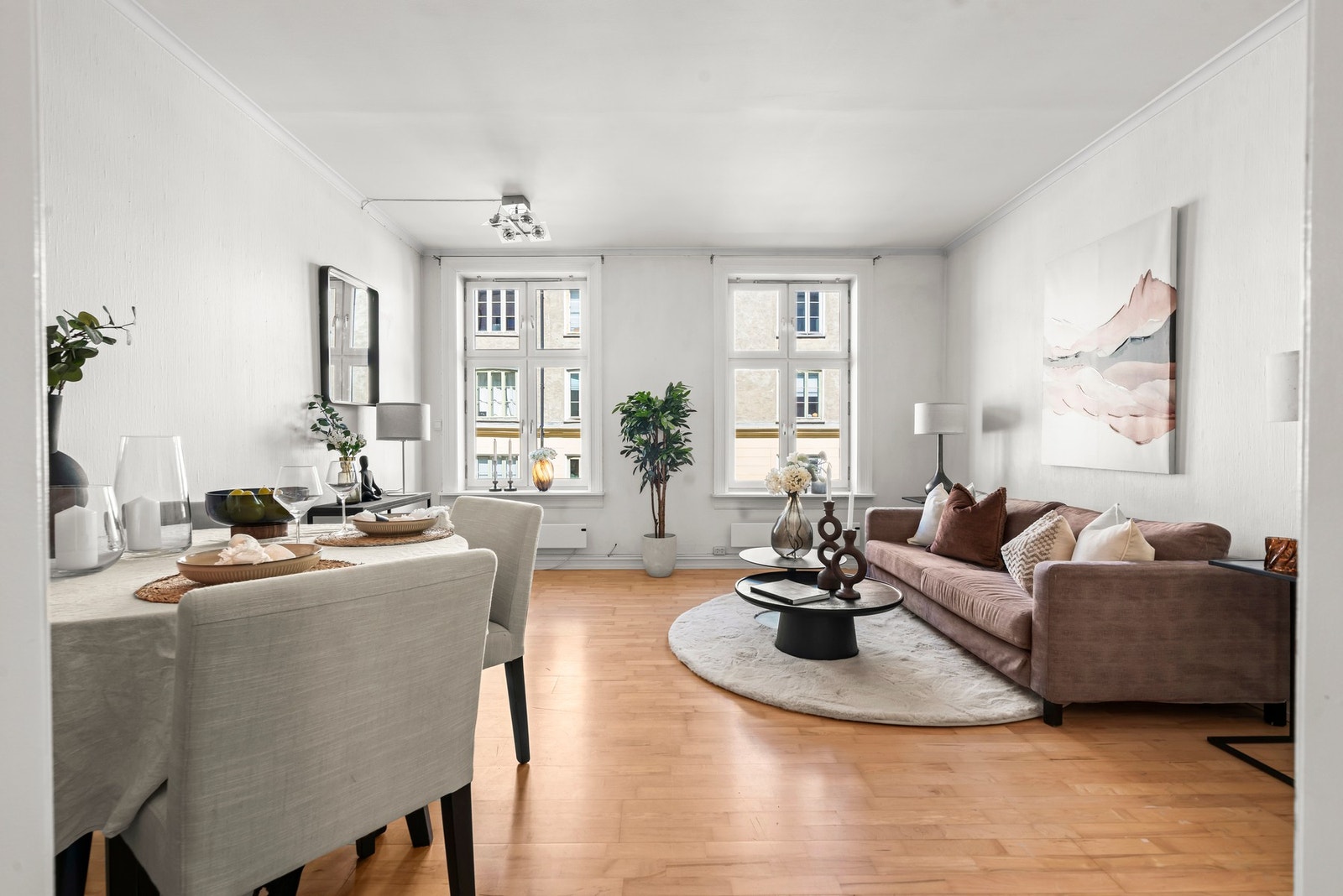 Store vinduer gir stuen et rikelig innslipp av naturlig lys. Galleribilde