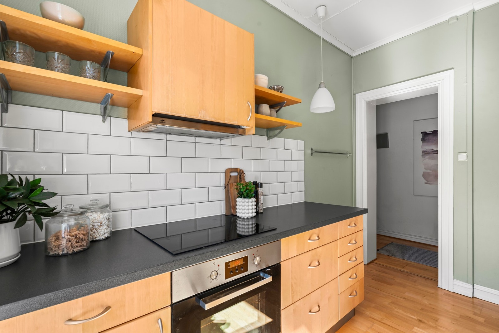 Kjøkkeninnredning med glatte fronter og benkeplate av laminat. Galleribilde
