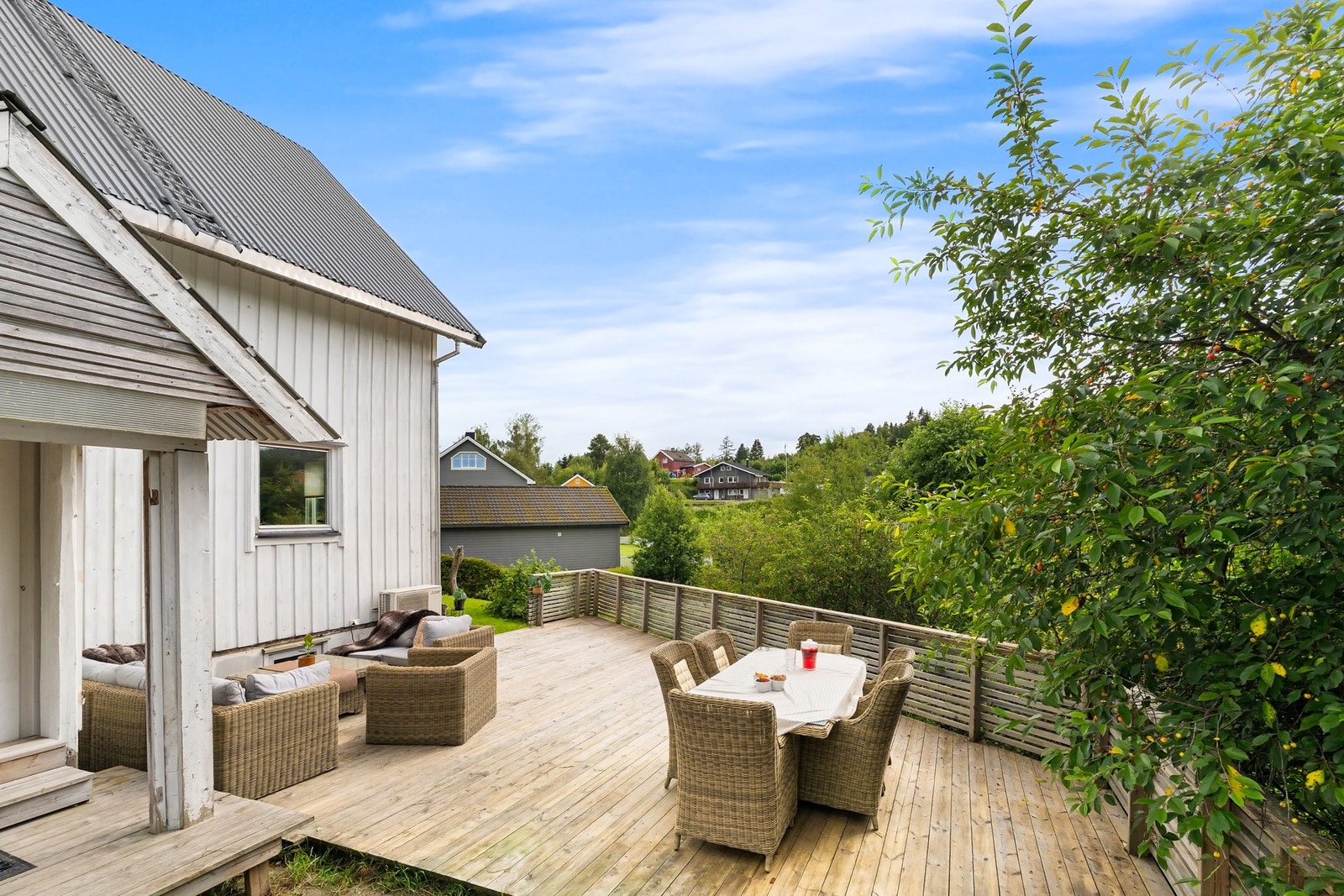 Stor, solrik terrasse fra 2019 med god plass til sittegrupper, grill og ønsket utemøblement. Galleribilde