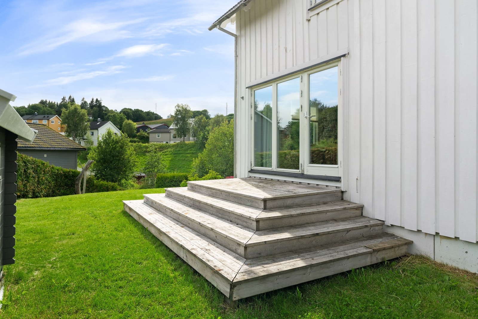 Fra spisestuen er det utgang til flott uteområde og hage. Galleribilde