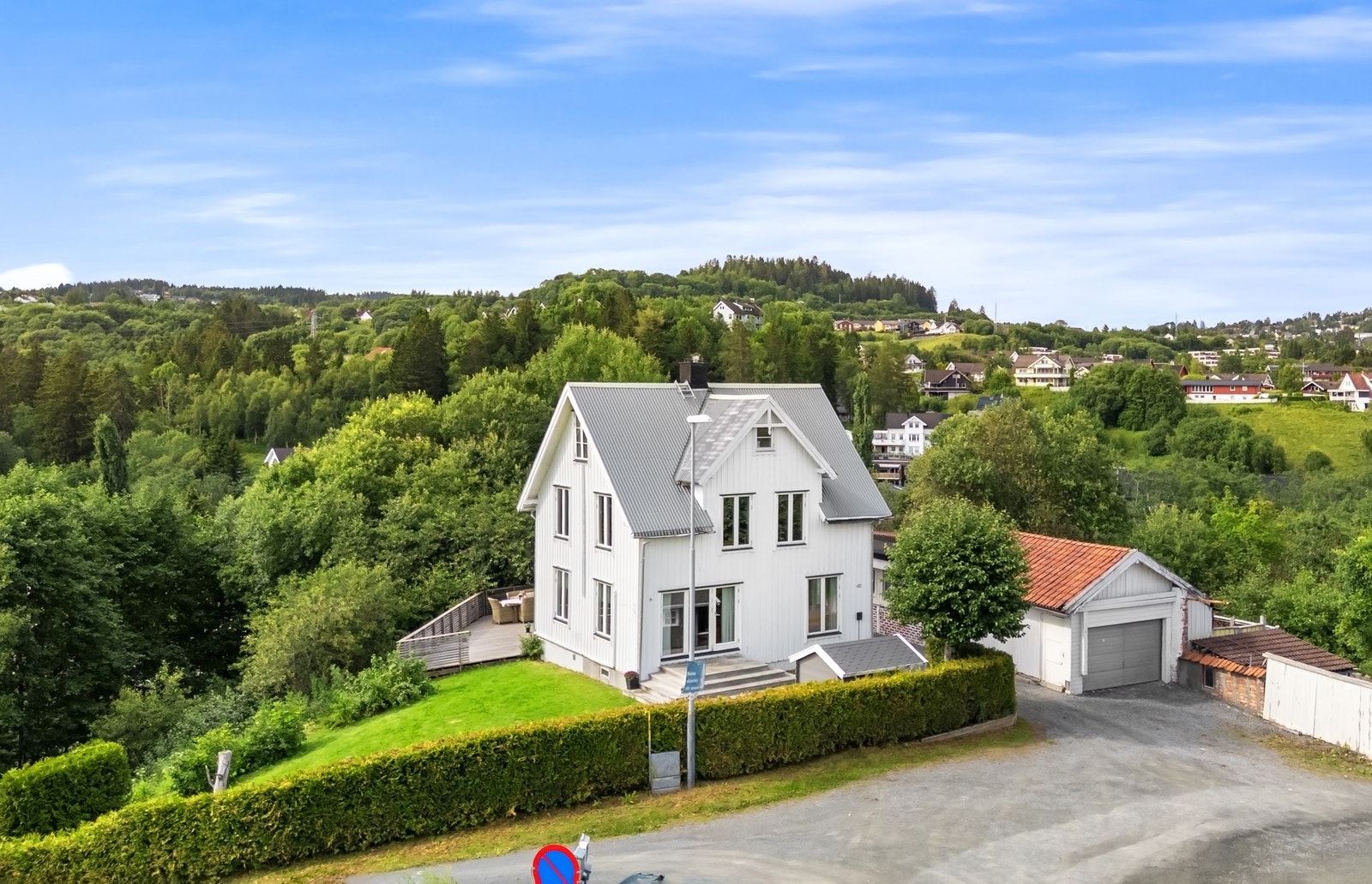 Boligen har en fin beliggenhet i Buenget med kort veg til skole, barnehage, dagligvare og flotte turmuligheter. Galleribilde