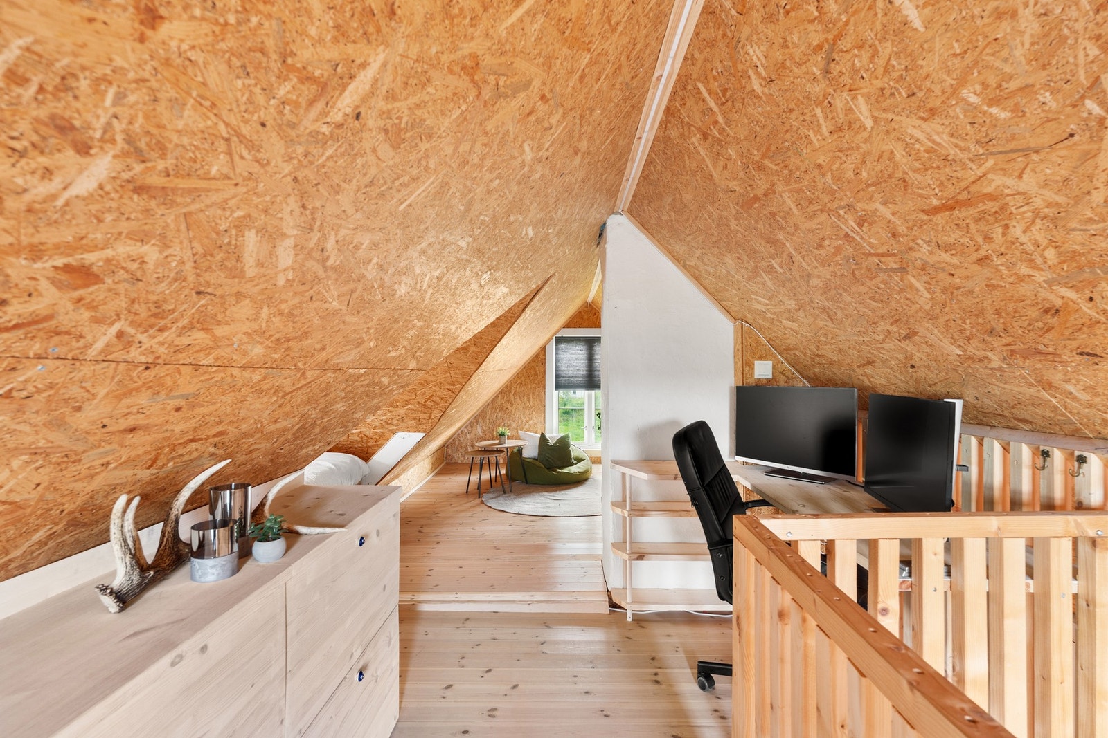 Loftstue benyttet som oppholdsrom og kontor med god lagringsplass. Galleribilde