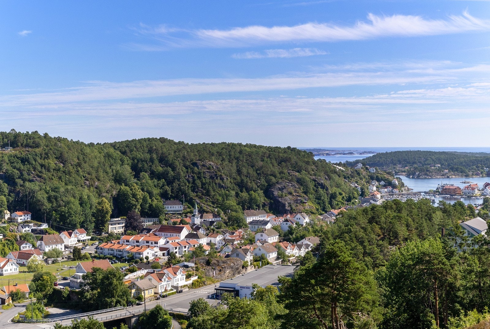 Her bor du i øverste etasje med utsikt over de nydelige omgivelsene Risør har å by på. Galleribilde