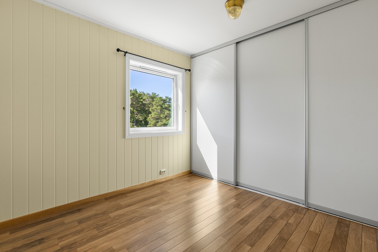 Hovedsoverom i solid størrelse med skyvedørsgarderobe og ellers plass til tilleggsmøblement. Galleribilde