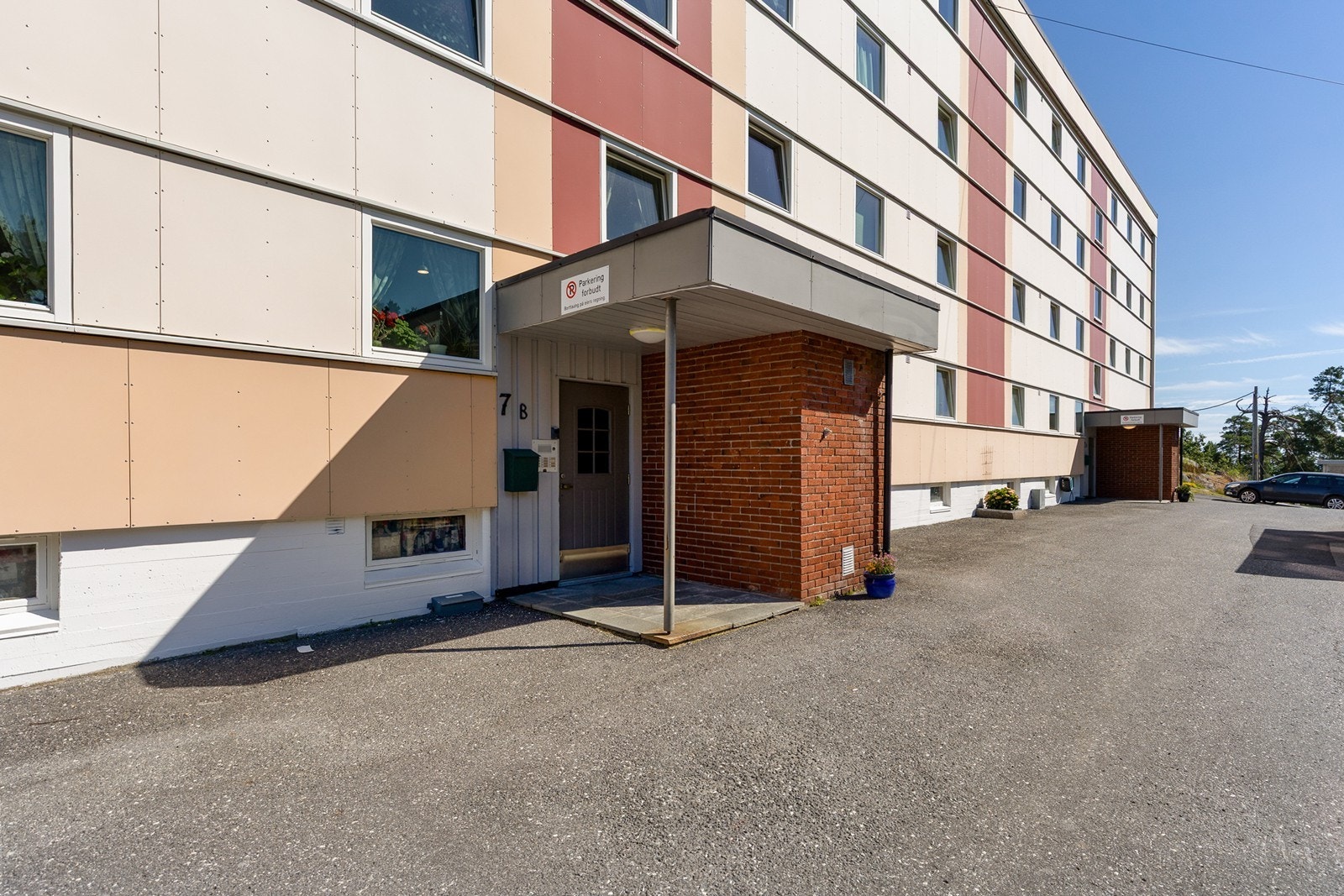 Leiligheten har inngang mot veien, og det er parkering på felles parkeringsplasser. Galleribilde