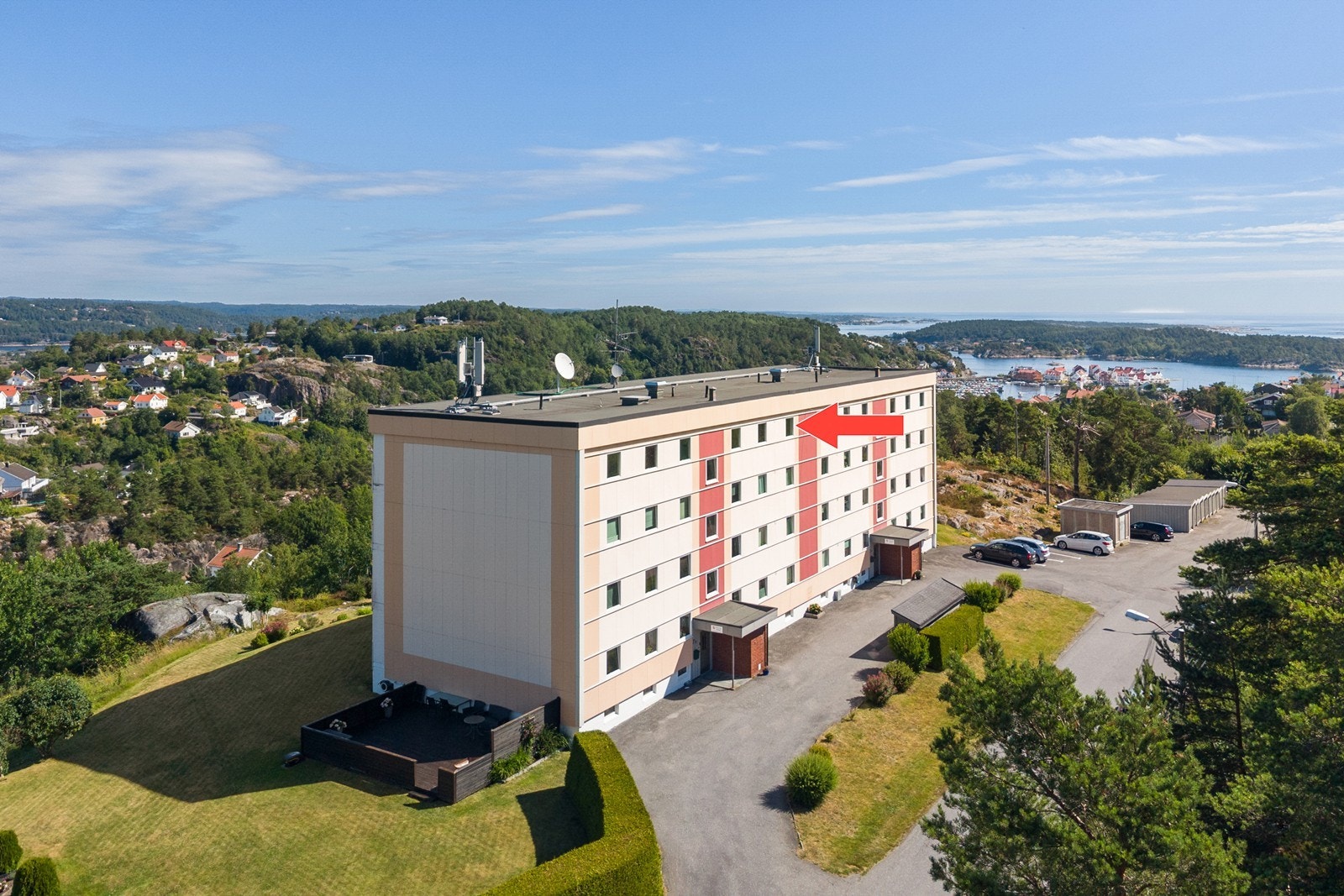 Leiligheten ligger i byggets øverste etasje og er omringet av lekre opparbeidede fellesområder rundt blokka. Galleribilde