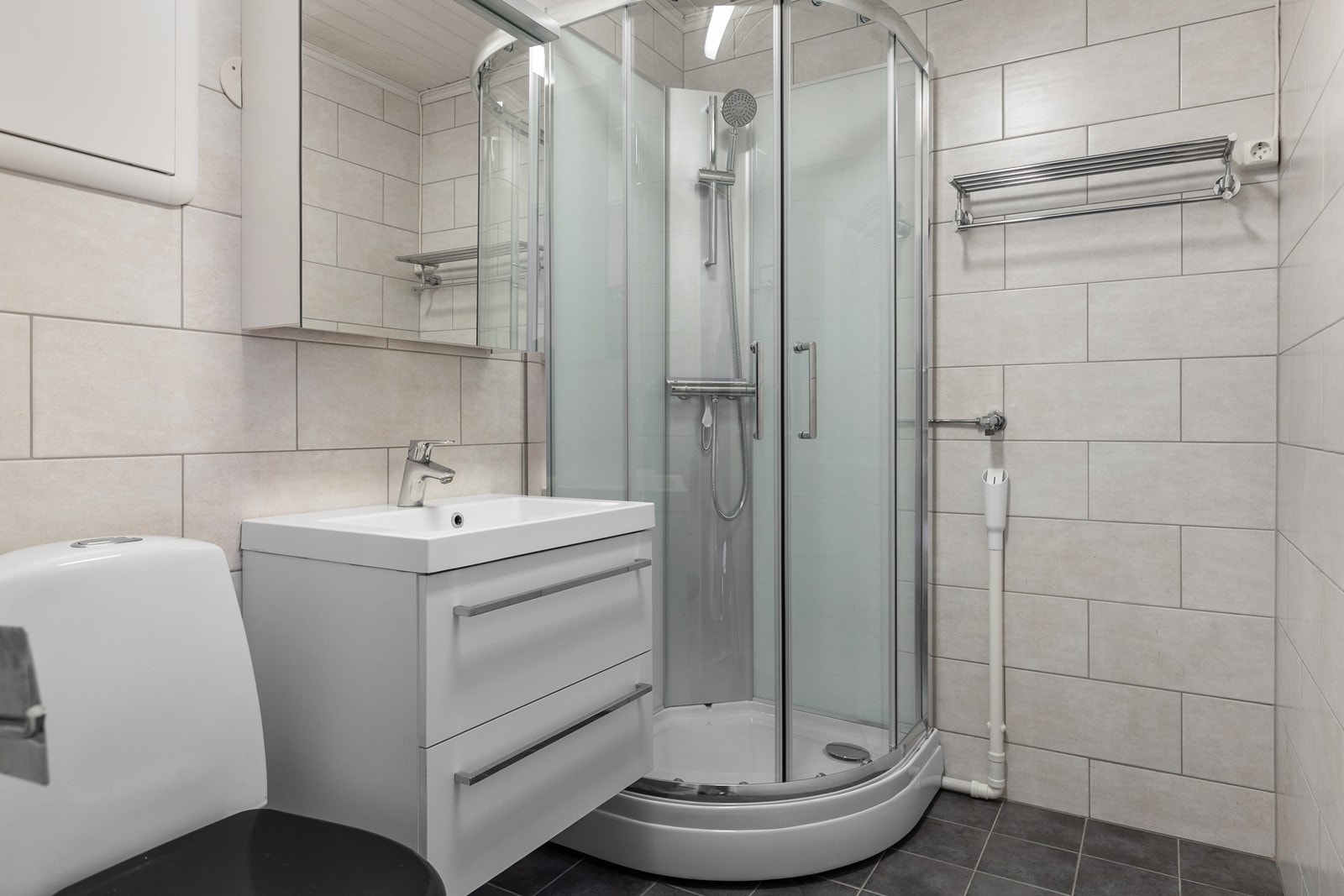 Badet er flislagt og har opplegg for vaskemaskin. Galleribilde