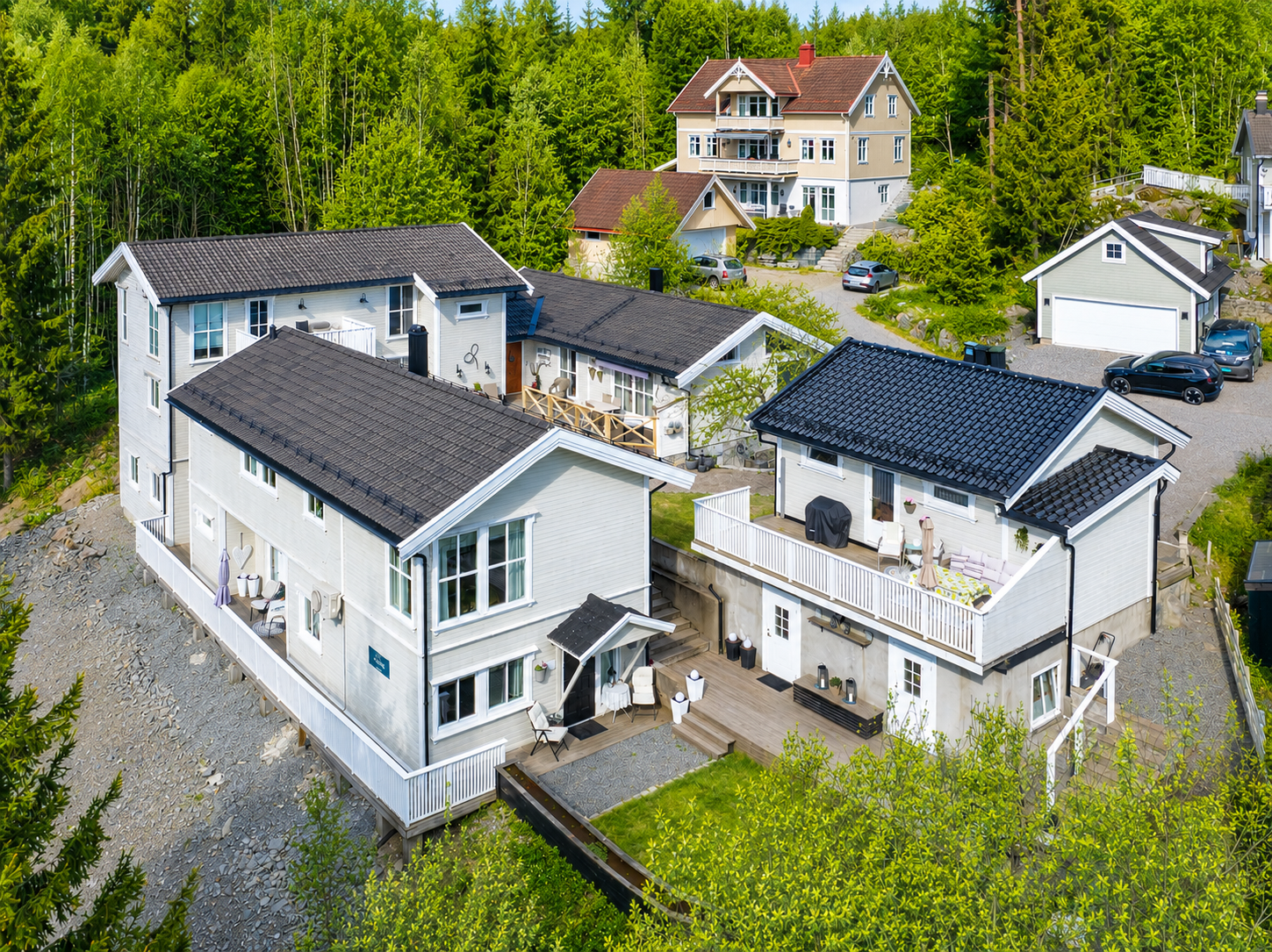 Eiendommen har tilgang til hagedelen foran inngangspartiet, samt terrassen utenfor garasjen. Galleribilde