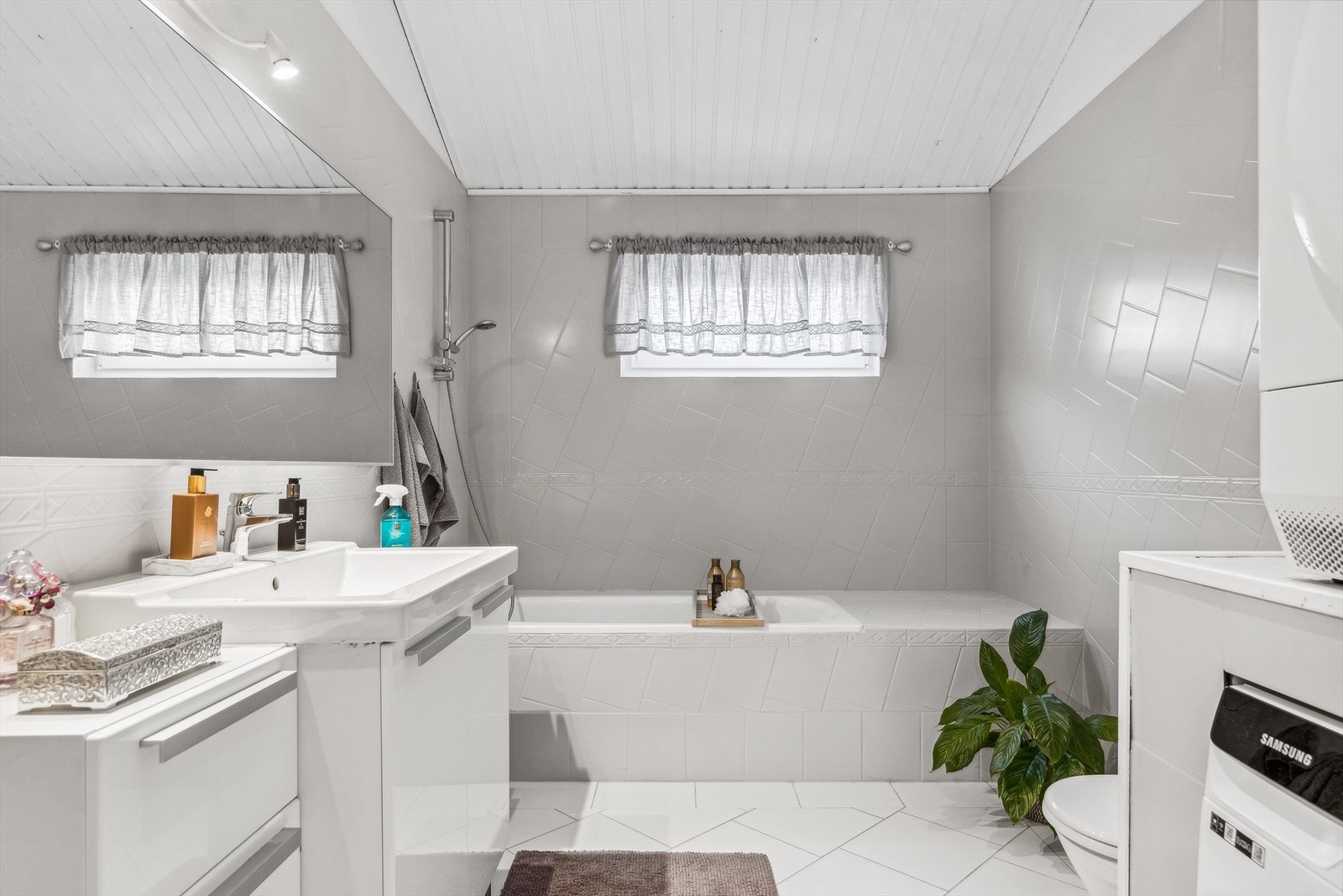Rommet er innredet med badekar, toalett, baderomsinnredning og opplegg for vaskemaskin. Det bemerkes at det ikke er sluk på badet. Galleribilde