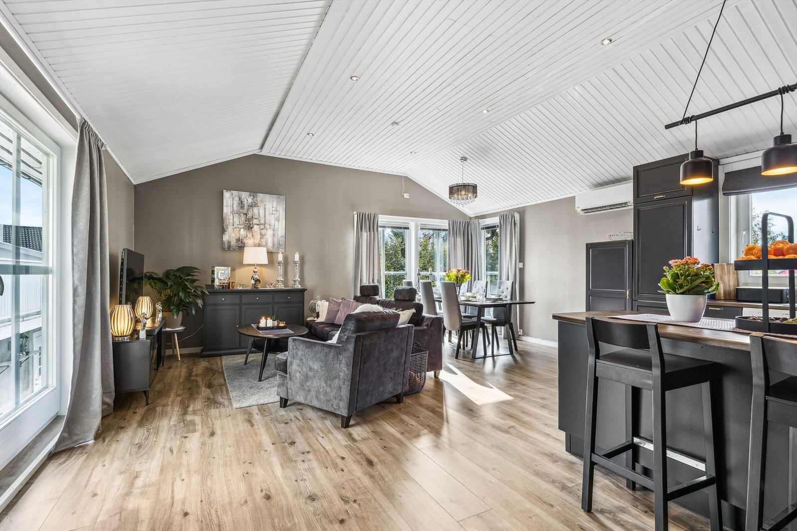 Eiendommen er av god størrelse og evner seg perfekt som en familiebolig.
Her bor du i skjermede omgivelser med kort vei til naturen. Galleribilde