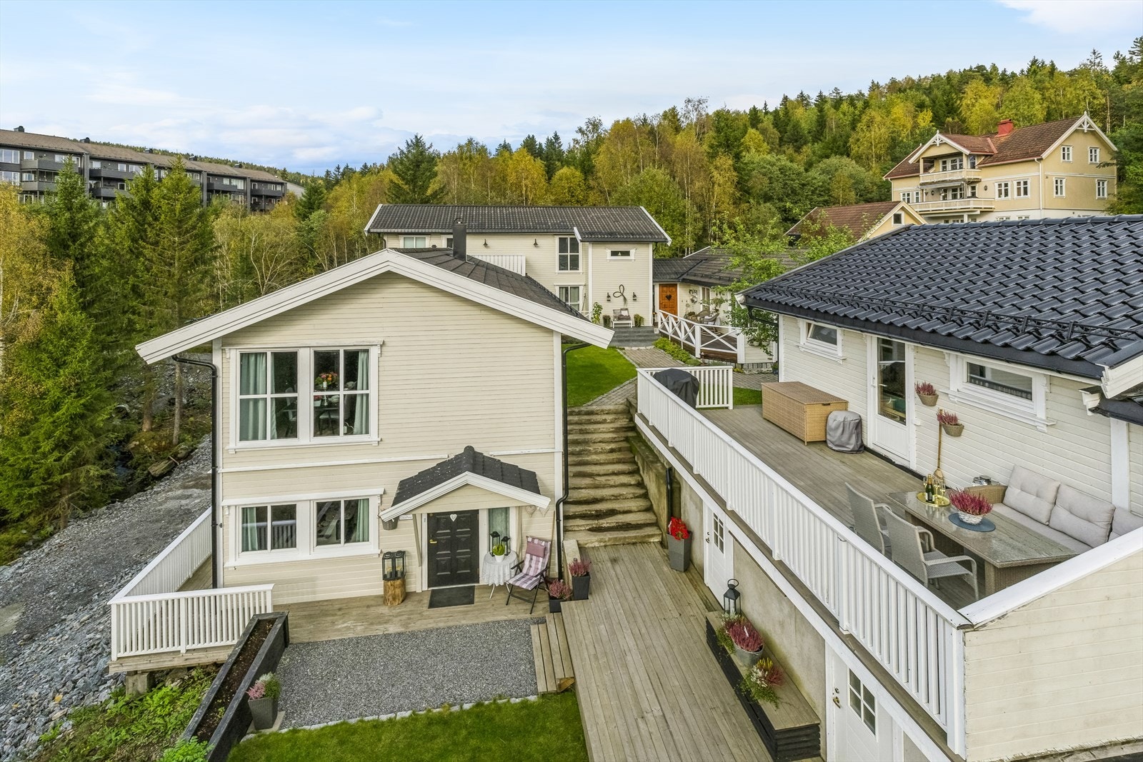 DNB Eiendom ved Johanna Wenngren er glad for å kunne presentere Løvsangerbakken 34A. En innholdsrik og fin 1/2-part i et populært boligområde. Galleribilde