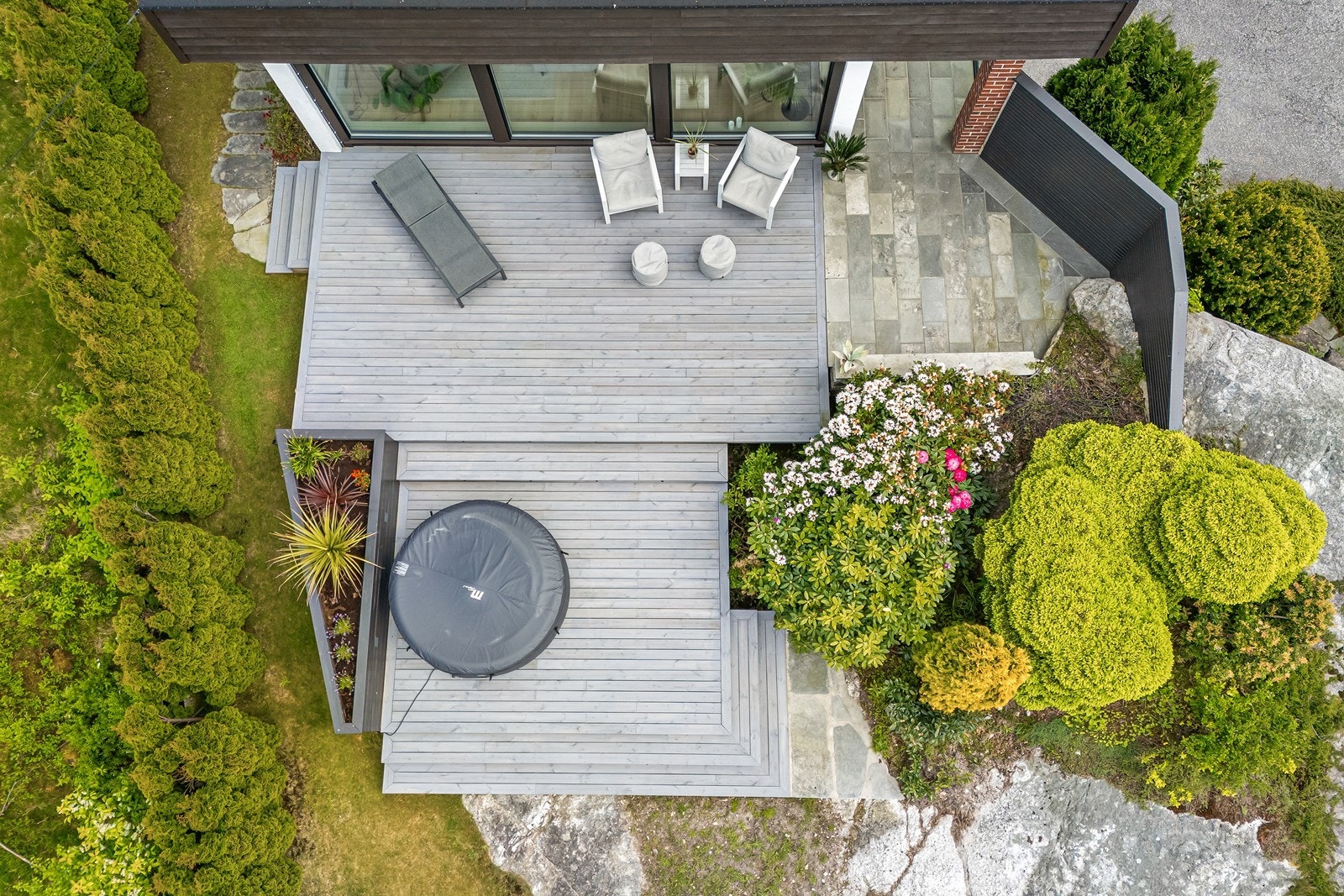 - 54m² solrikt terrasseareal over ulike nivåer - Galleribilde