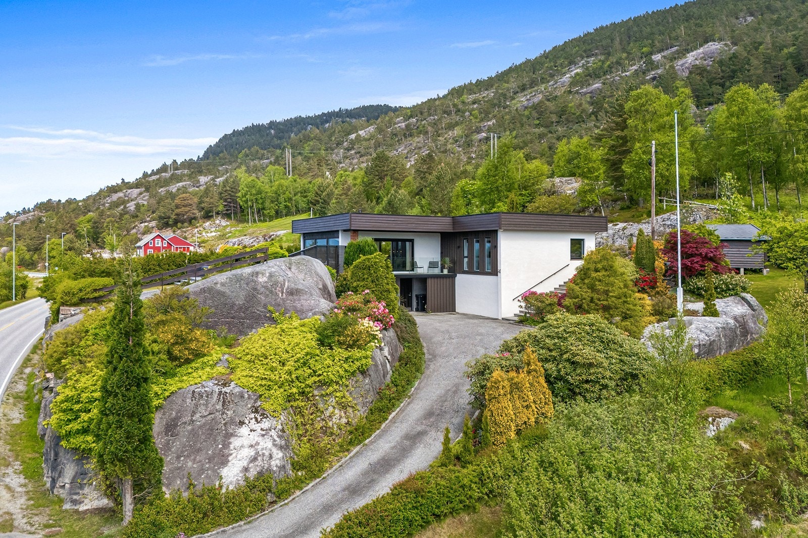 - En arkitekttegnet enebolig over 2 plan med gjennomgående svært god standard, idyllisk tomt og fantastisk sjøutsikt - Galleribilde