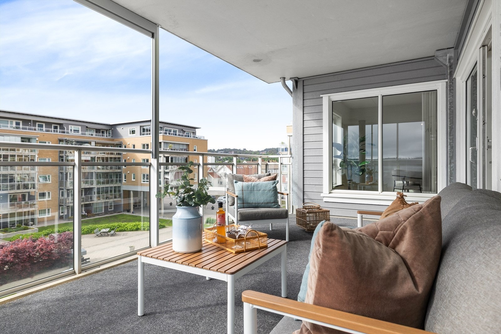 Den delvise innglassingen mot sør gir ly for vær og vind. Galleribilde