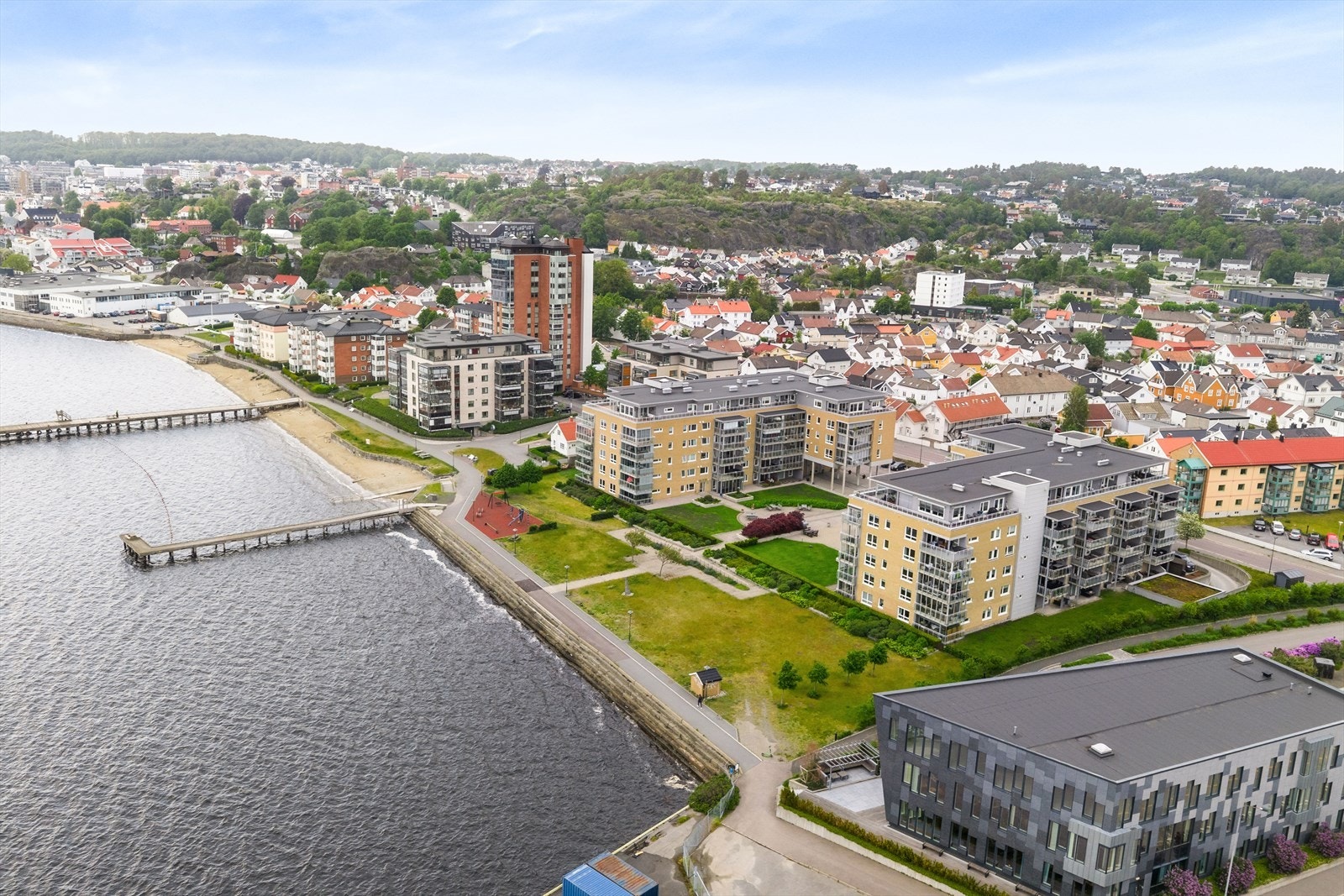 Her bor du med umiddelbar nærhet til sjøen, strender og sentrum. Galleribilde