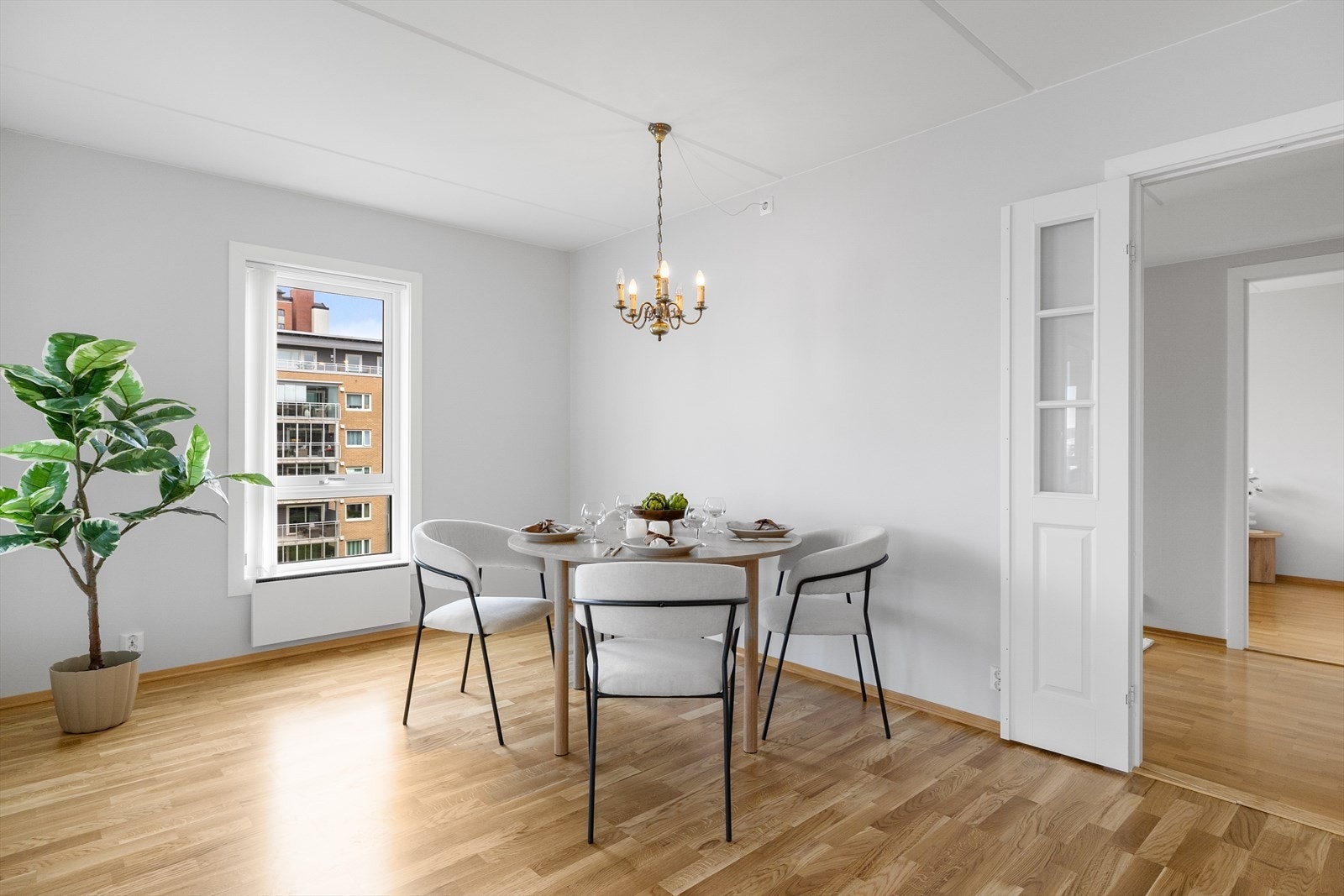 En egen sone for spisestue gir god plass til et større spisebord for hyggelige sammenkomster. Galleribilde