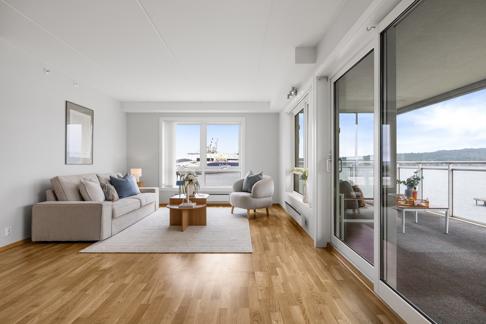 Leiligheten har en åpen og sosial planløsning, balansert ventilasjon med varmegjenvinning og gjennomgående parkett. Galleribilde