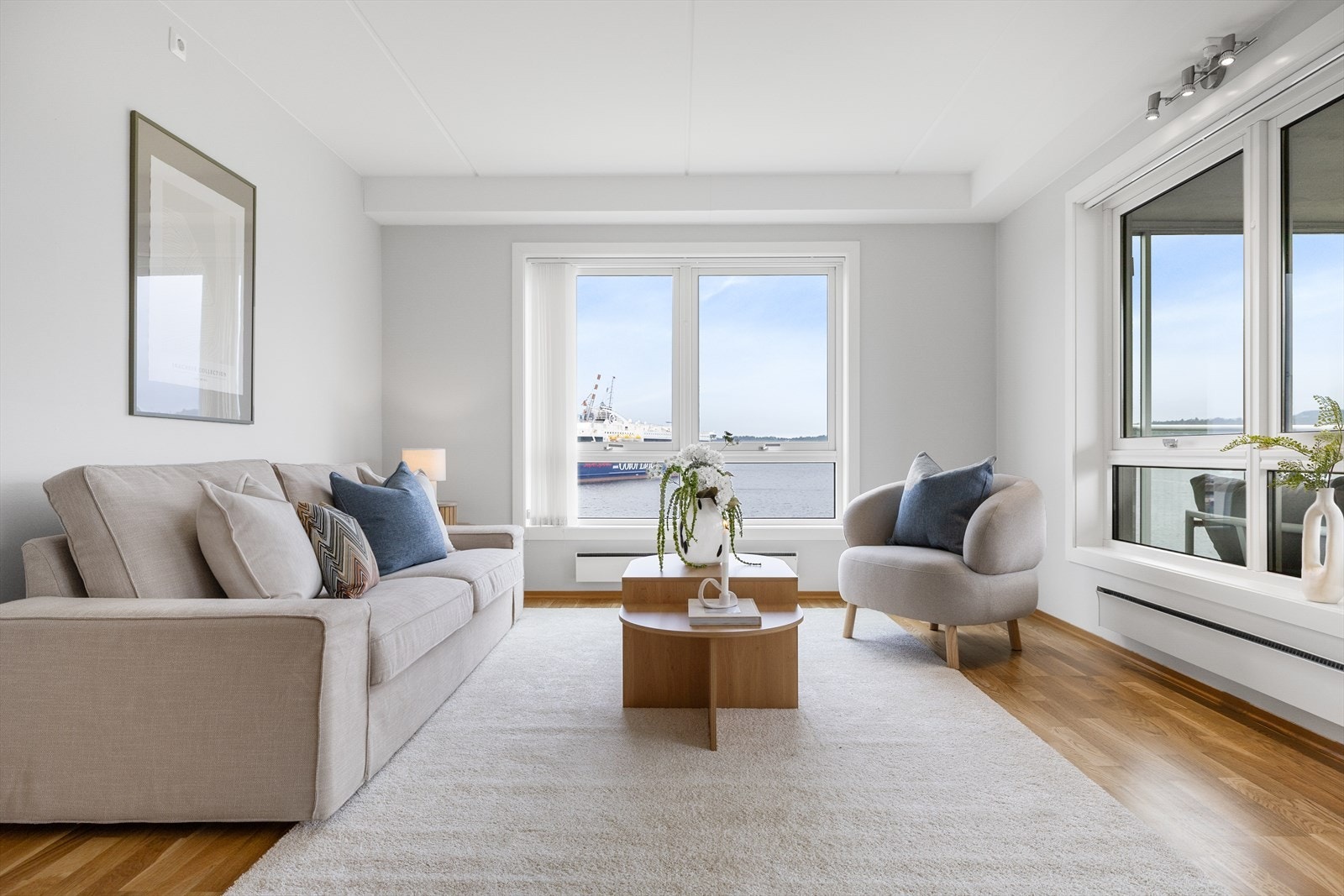 Fra stuen har du utsikt mot sjøen og havneområdet. Galleribilde