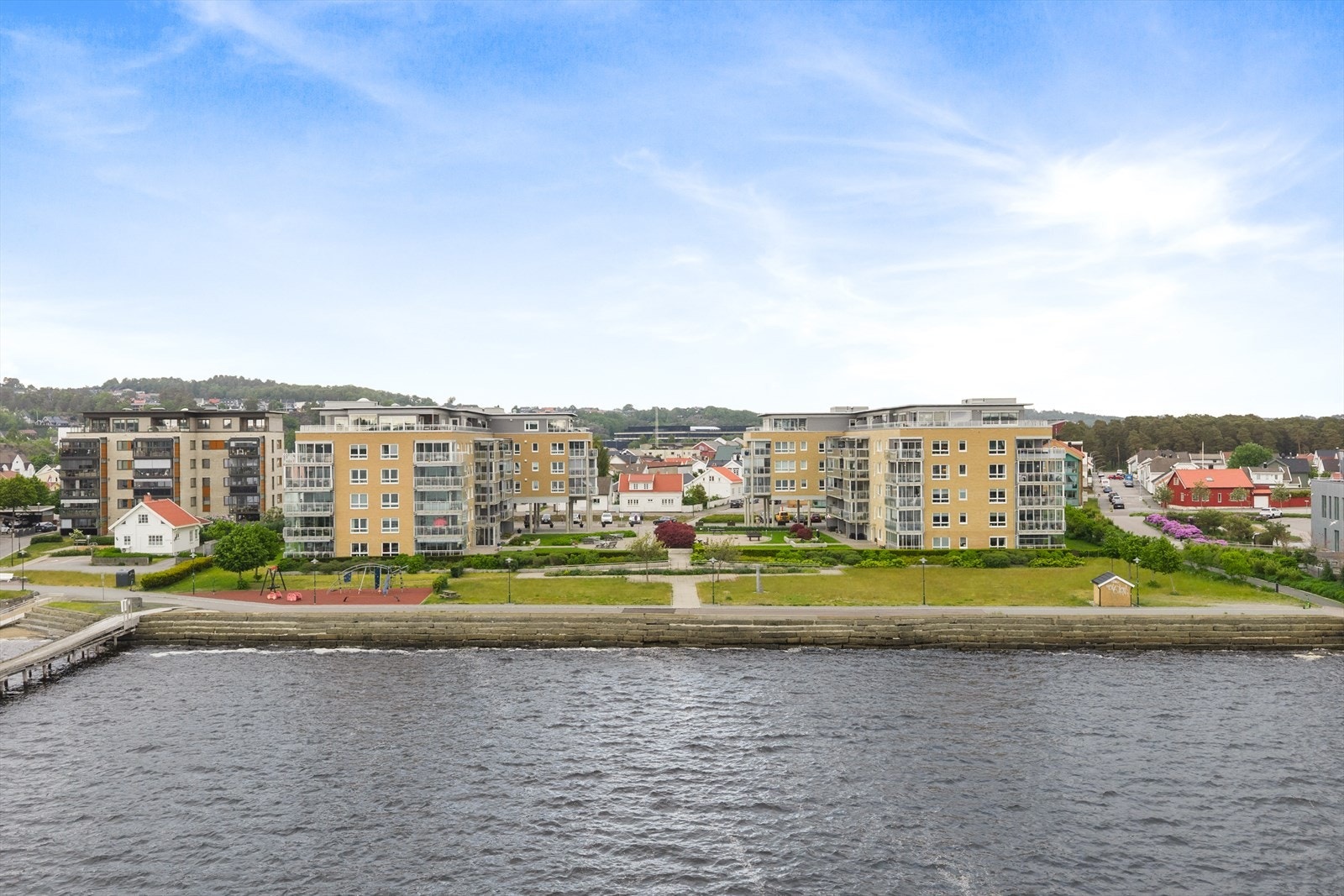 Eiendommen ligger i et etablert og populært boligområde ved sjøen. Galleribilde