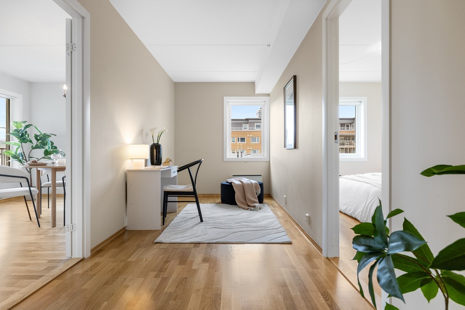 Den lange gangen gir også mulighet for en praktisk kontorplass eller ekstra oppbevaring. Galleribilde