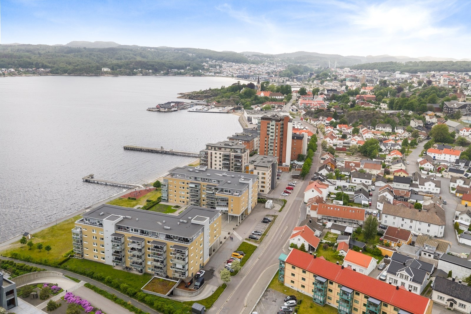 Fra eiendommen er det kort vei til dagligvarebutikker som Kiwi Torstrand, samt togstasjon og E18. Galleribilde