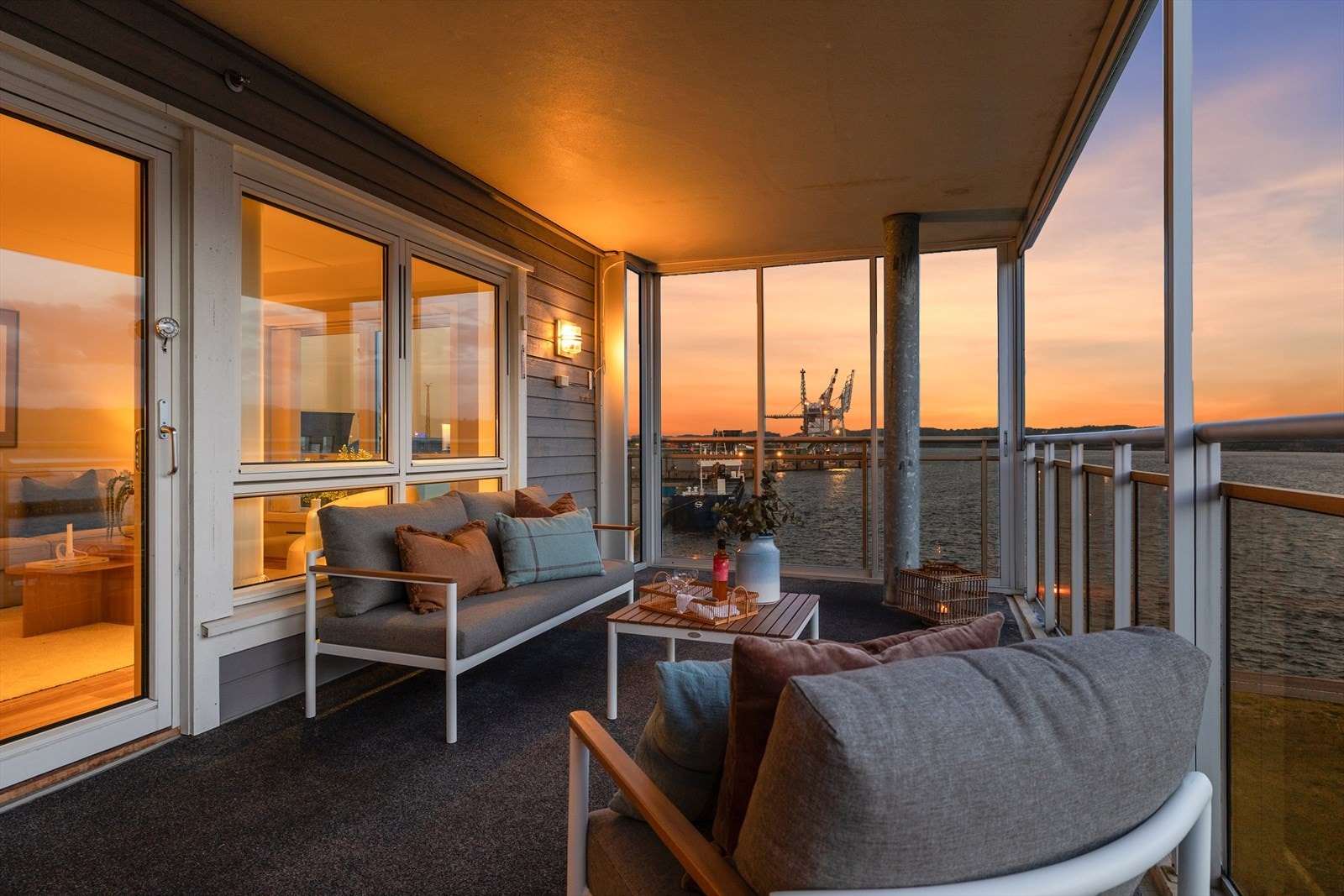Fra stuen er det utgang til en romslig balkong på nesten 20 m² med delvis innglassing, som forlenger utendørssesongen. Galleribilde