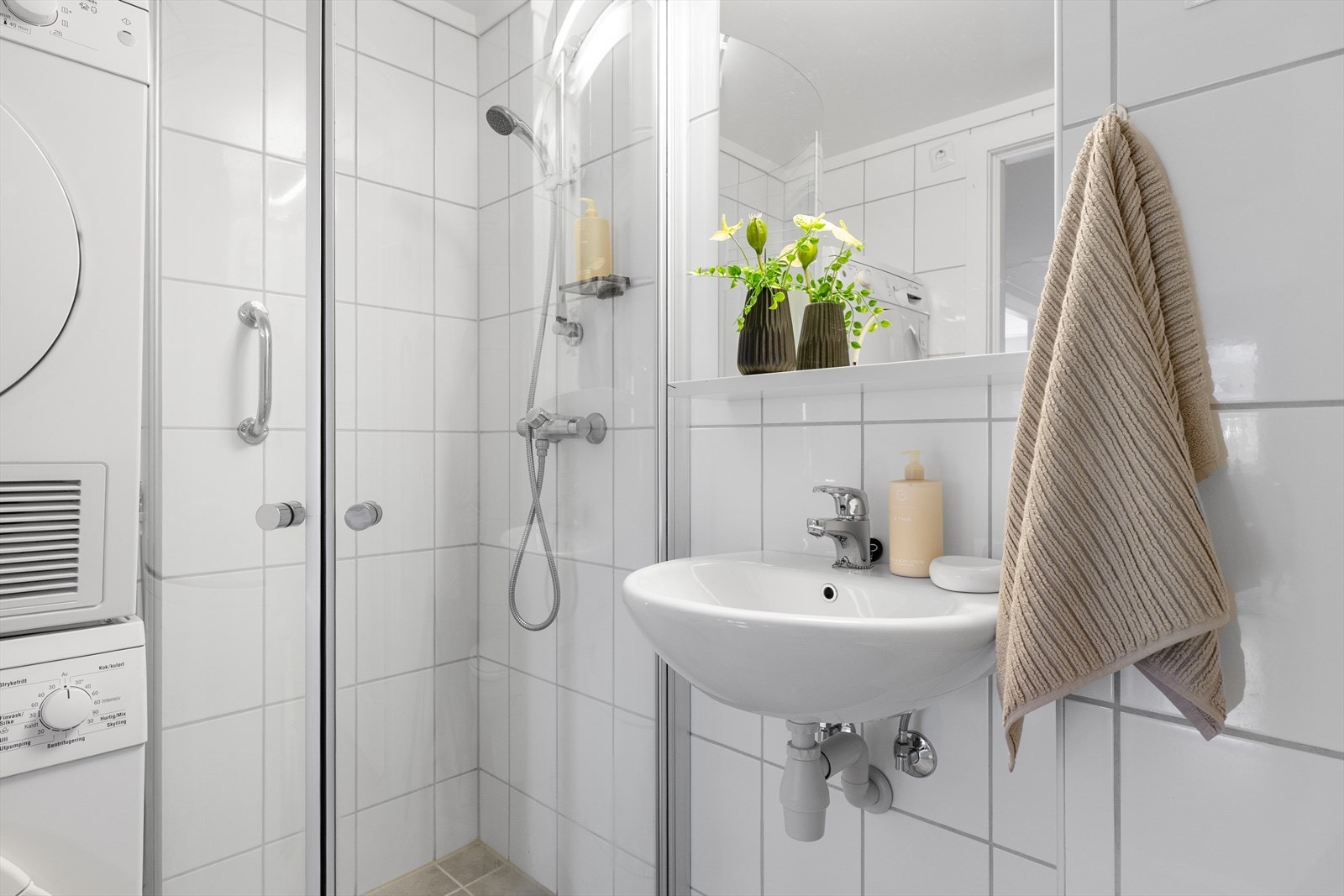 Vaskerommet har opplegg for vaskemaskin og fungerer som et fullverdig bad nummer to. Galleribilde