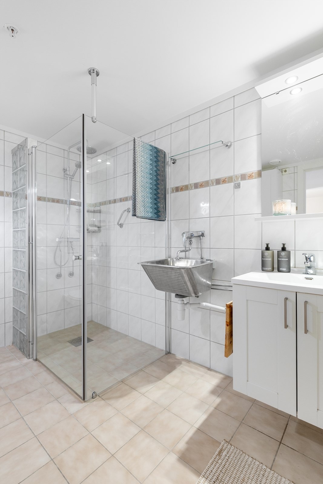 Badet har også et praktisk skyllekar i stål, i tillegg til servant med underskap. Galleribilde