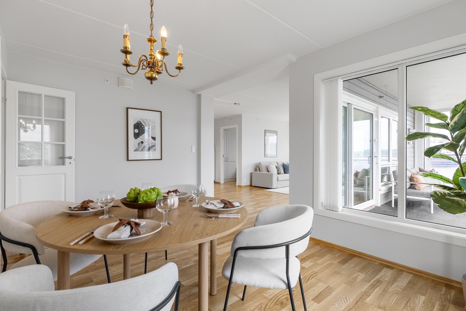 Spisestuen ligger i direkte tilknytning til både stuen og balkongen. Galleribilde