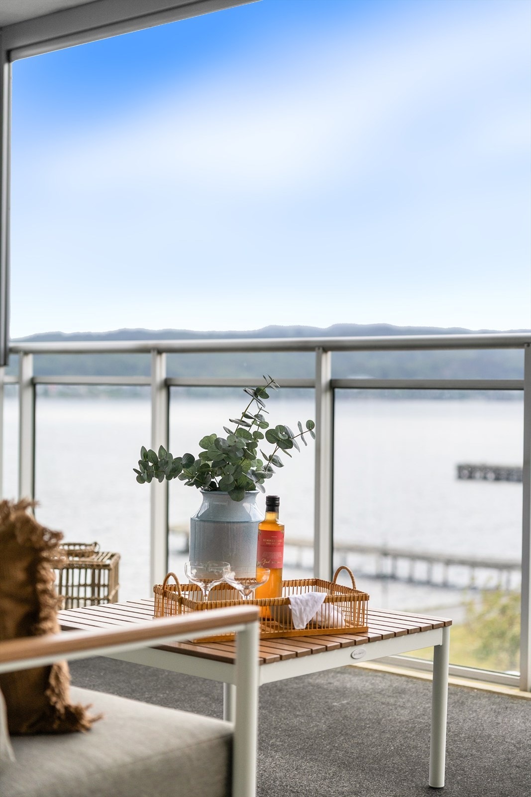 Nyt utsikten over vannet fra den romslige balkongen. Galleribilde