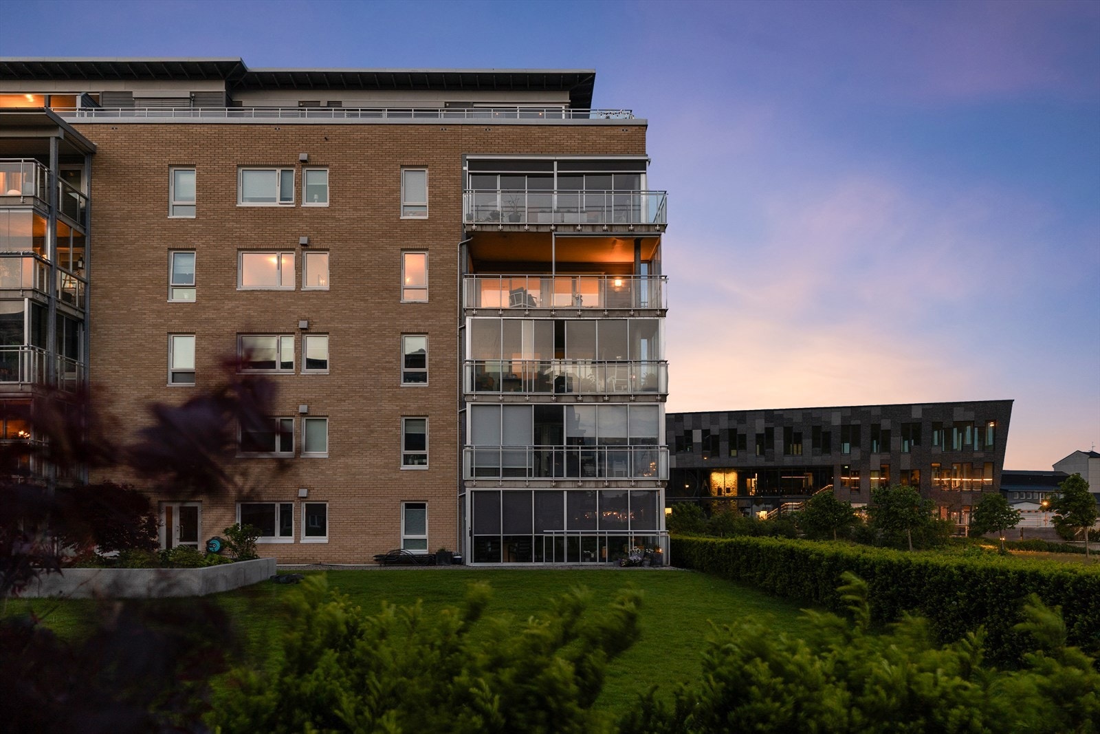 Leiligheten disponerer en bod på 5 m² og en garasjeplass i felles parkeringskjeller. Galleribilde