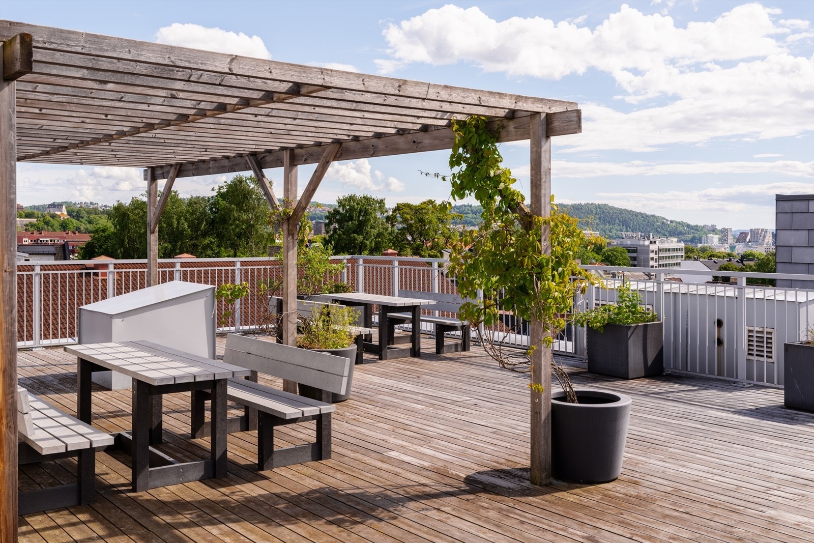 Felles takterrasse med god plass til flere sittegrupper. Galleribilde