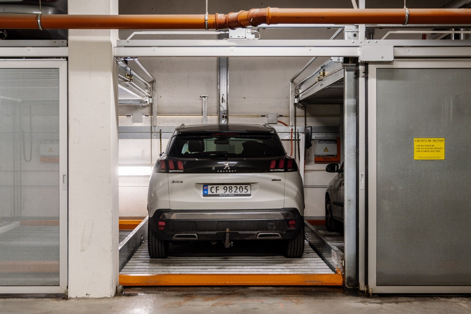 Det medfølger en garasjeplass i det underliggende garasjeanlegget. Parkeringsplassen er i et multiparksystem. Galleribilde