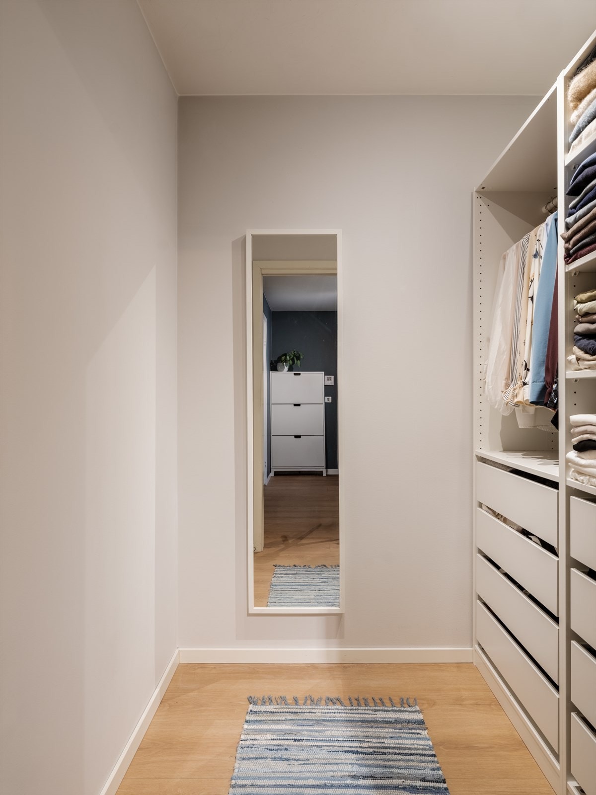 I tilknytning til entréen ligger en innvendig bod som er innredet som walk-in-garderobe. Galleribilde