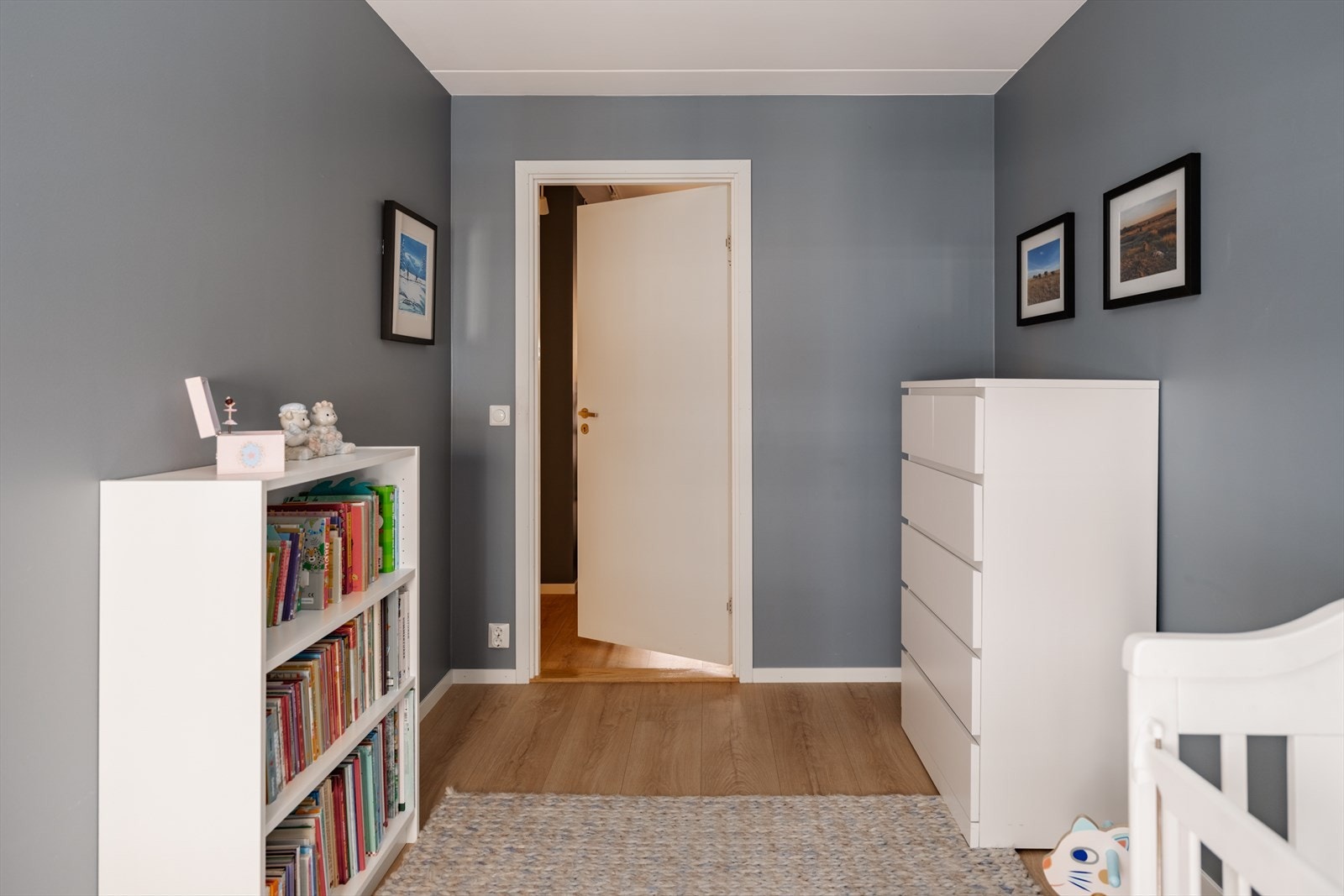 Rommet har en fleksibel planløsning som gir plass til både seng, oppbevaring og lekeareal, og egner seg godt som barnerom, gjesterom eller hjemmekontor. Galleribilde