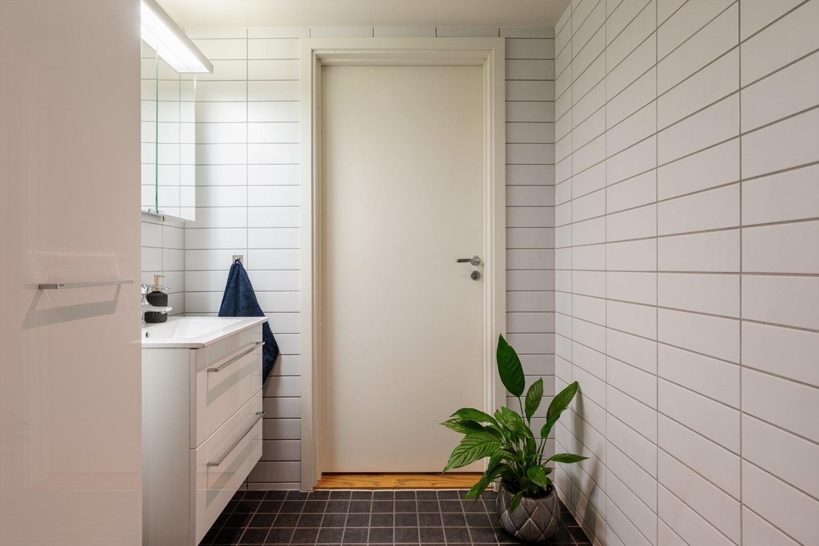 Videre er det mye oppbevaringsplass i både skuffer og skap på badet. Galleribilde